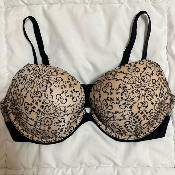 Victoria's Secret very sexy black and cream push up lace bra never worn - Picture 1 of 3